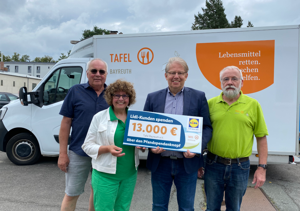 Herr Bock vom Lebensmitteldiscounter Lidl beim Überreichen eines Spendenchecks über 13.000,-€ an Felix Weidner, Ingrid Heinritzi-Martin und Dr. Klaus Meier-Harnecker vom Vorstand der Tafel Bayreuth